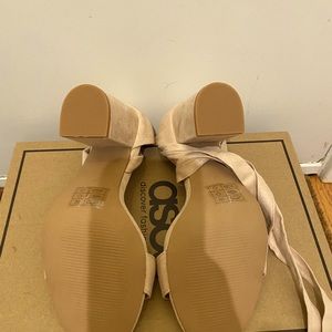 Completely new size 6 ASOS scrappy tan heels !